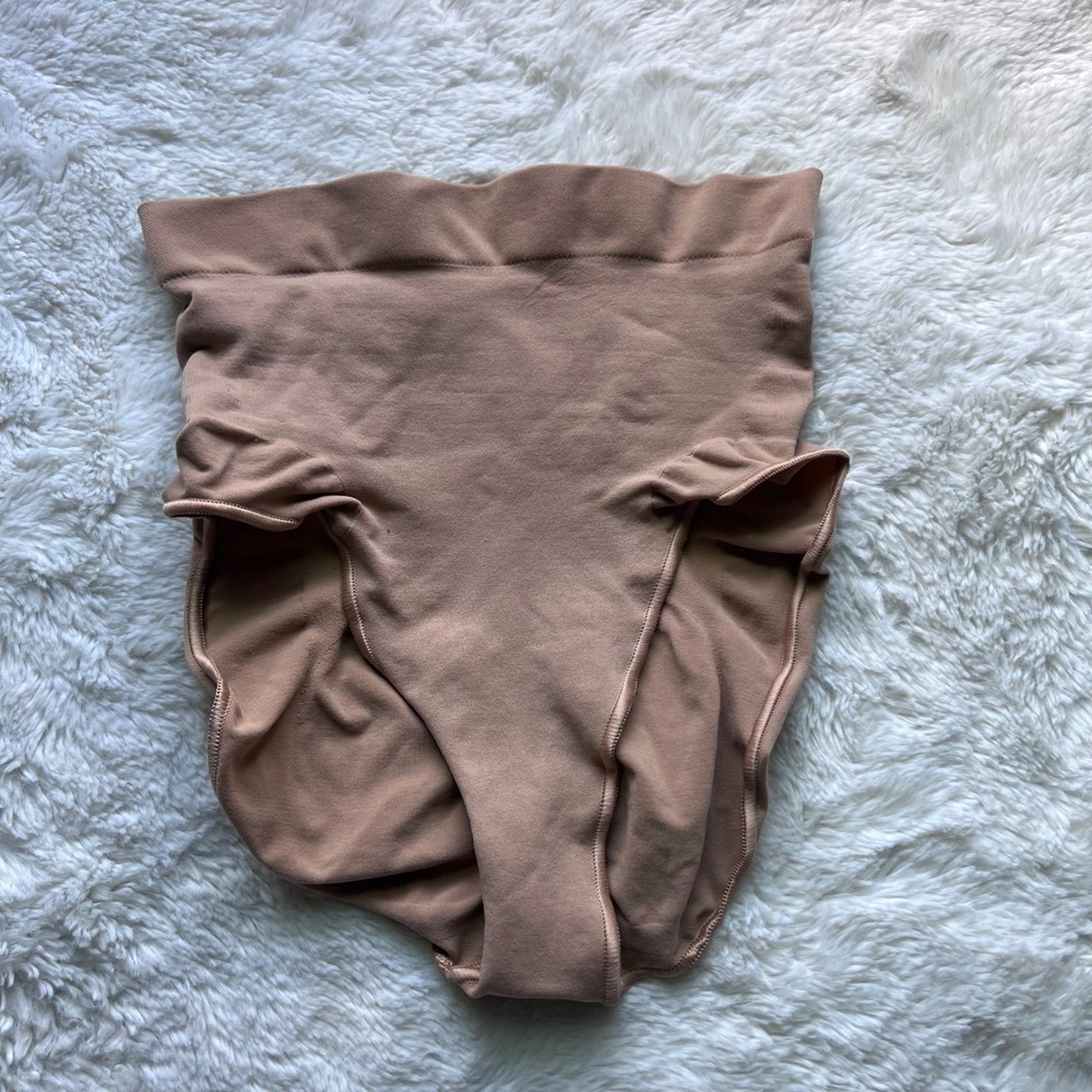 SKIMS Sculpting Seamless High Waisted Brief Shapewear Tan Clay Size Small NWOT